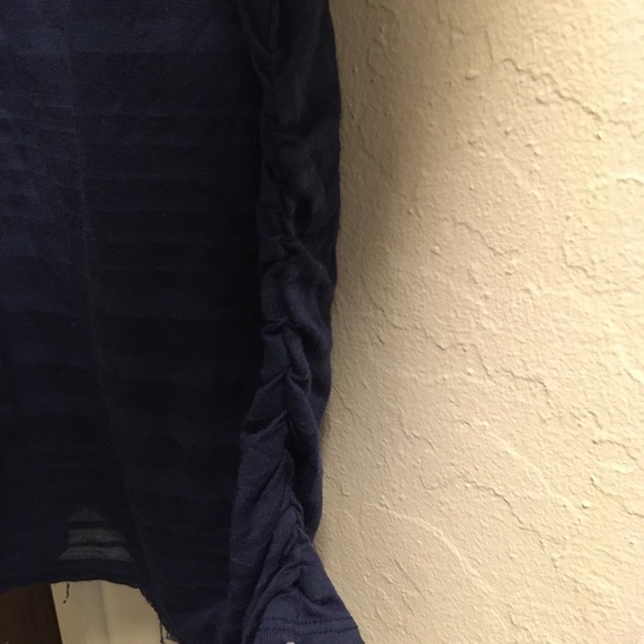 Split V-neck - Picture 3 of 4